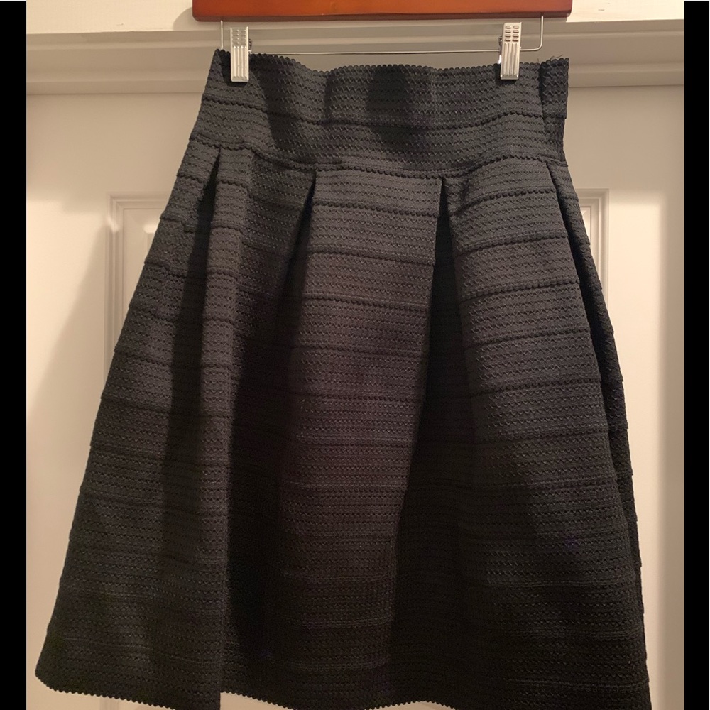 Super cute stretchy banded skirt in black
